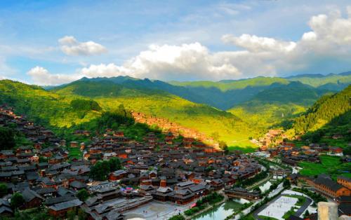 贵州校园盛会，尊敬的领导、老师们、同学们共聚一堂